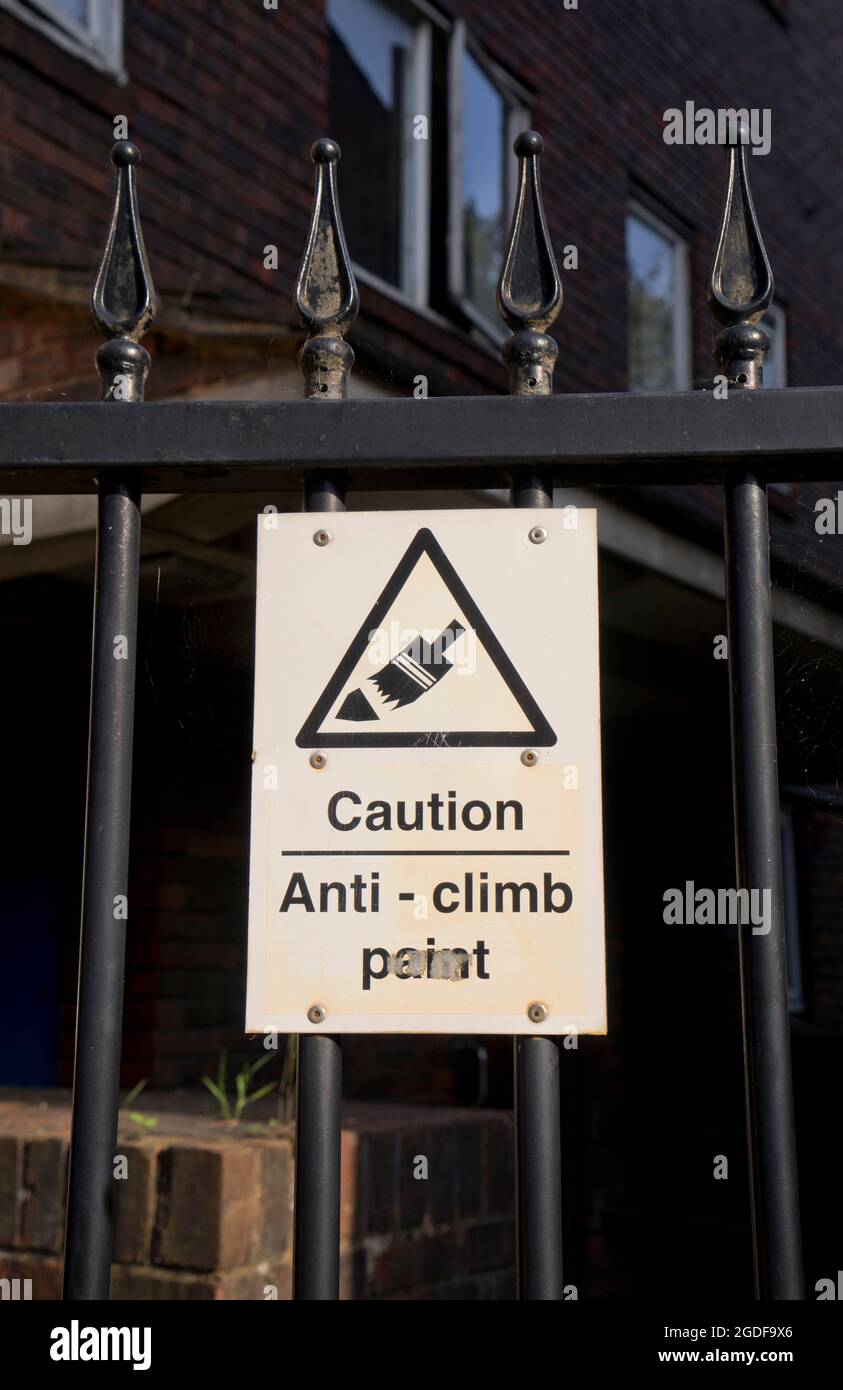 Peinture anti-escalade sur une clôture dans un domaine de logement à Whitechapel,Londres,Angleterre,Royaume-Uni Banque D'Images