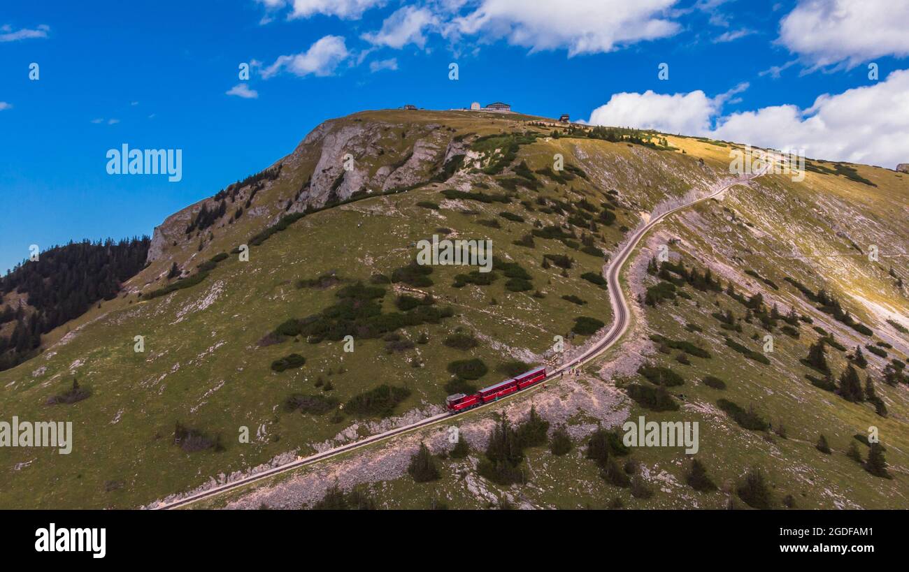 Chemin de fer de Schafbergbahn Cog courant de Saint-Wolfgang jusqu'au Schafberg, Autriche.Voyage au sommet des Alpes à travers les champs luxuriants et les forêts vertes Banque D'Images