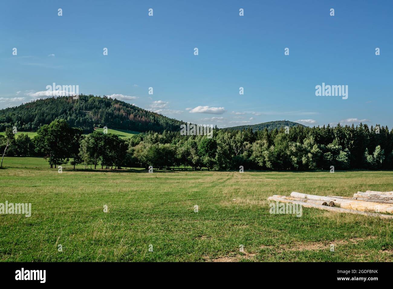 Paysage vallonné idyllique.naturelle été campagne pittoresque.belle vue sur les prairies verdoyantes et les collines rocheuses boisées appelées Velky et Maly Blanik Banque D'Images