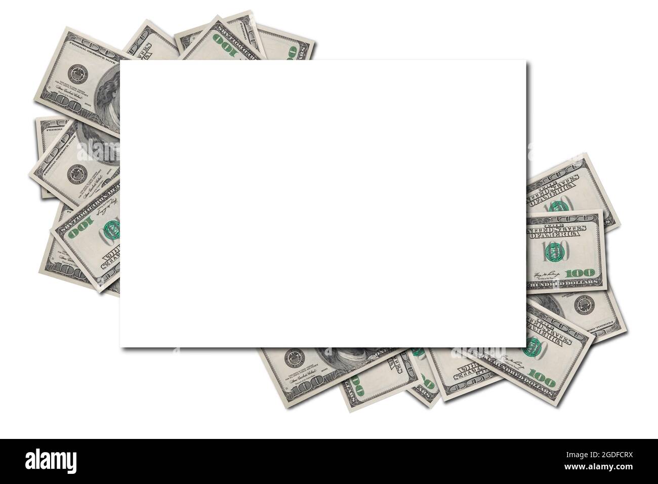 Informations financières avec une feuille de papier rectangulaire vierge et un cadre de billets de cent dollars dans les coins sous le papier (moins de 50% de Banque D'Images