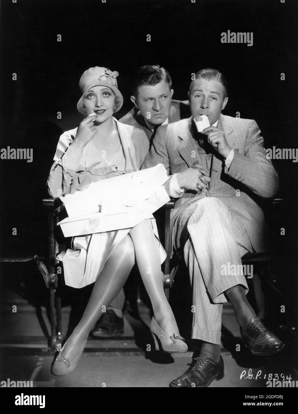 CAROLE LOMBARD STUART ERWIN et RICHARD '''SKEETS' GALLAGHER la publicité bâillonne comme mécènes de cinéma agaçants au moment où ils apparaissaient dans POPS LE réalisateur DU DIABLE 1931 A. EDWARD SUTHERLAND costume design Travis Banton Paramount Pictures Banque D'Images