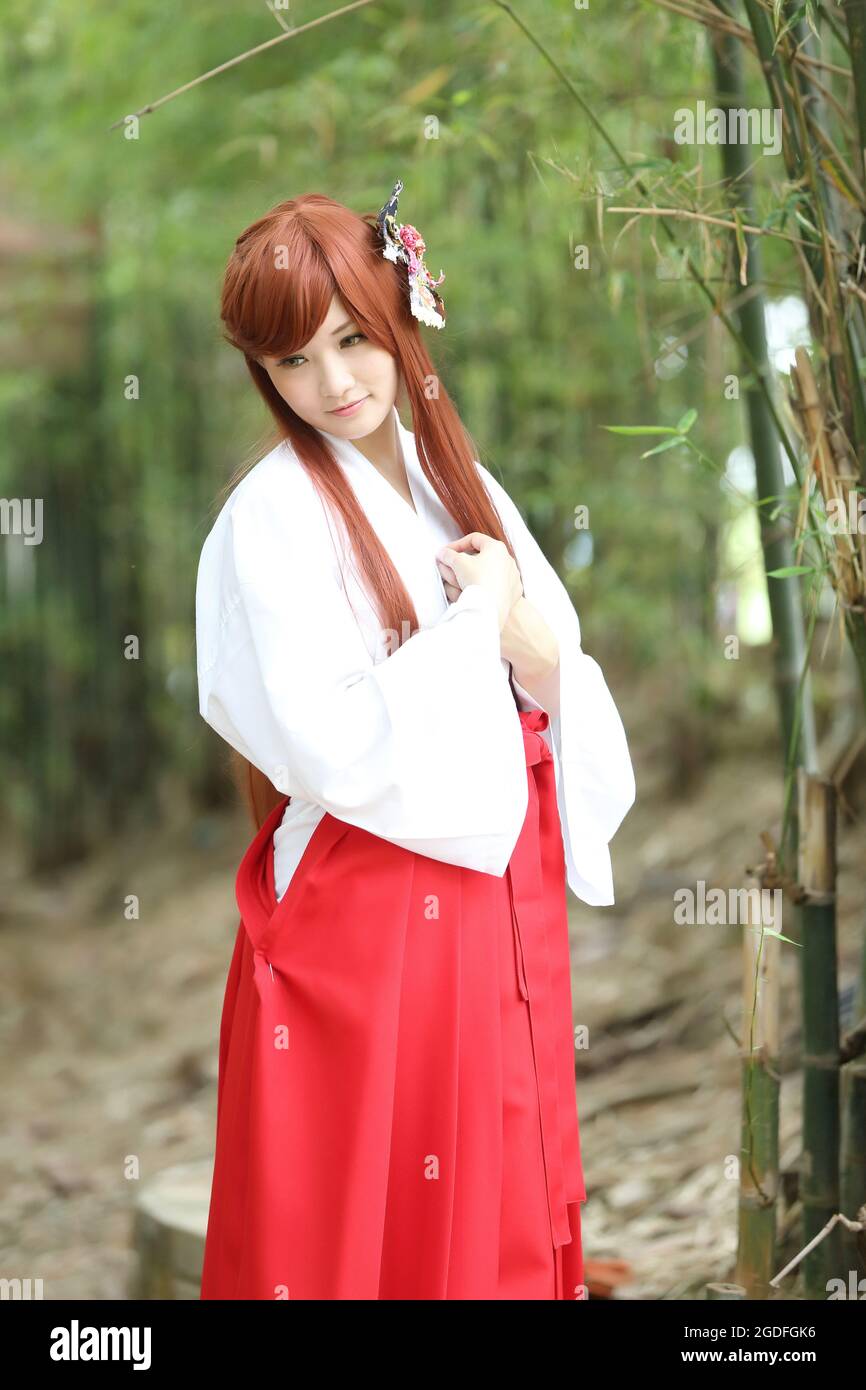 Portrait de fille asiatique , Miko japonais dans la nature Banque D'Images