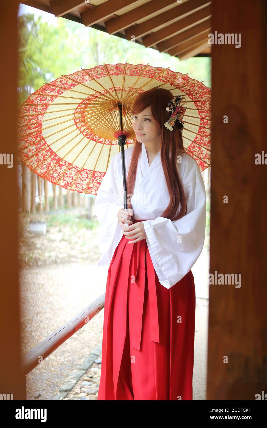 Portrait de fille asiatique , Miko japonais dans la nature Banque D'Images