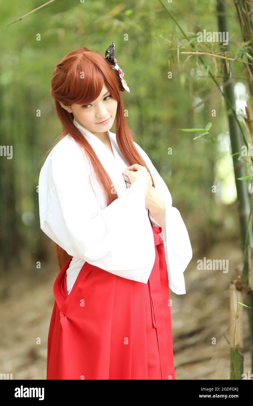 Portrait de fille asiatique , Miko japonais dans la nature Banque D'Images