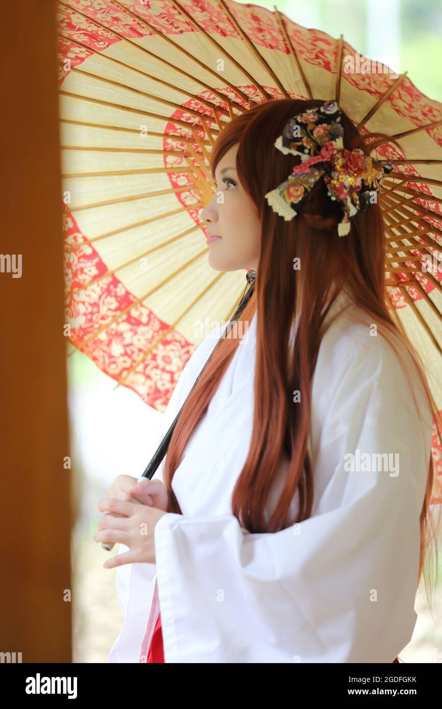 Portrait de fille asiatique , Miko japonais dans la nature Banque D'Images
