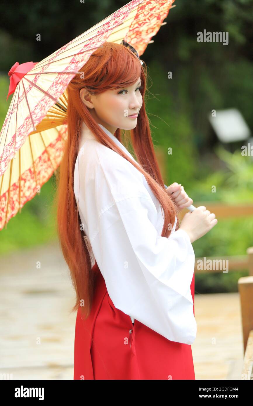 Portrait de fille asiatique , Miko japonais dans la nature Banque D'Images