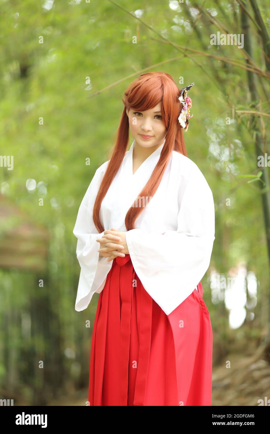 Portrait de fille asiatique , Miko japonais dans la nature Banque D'Images