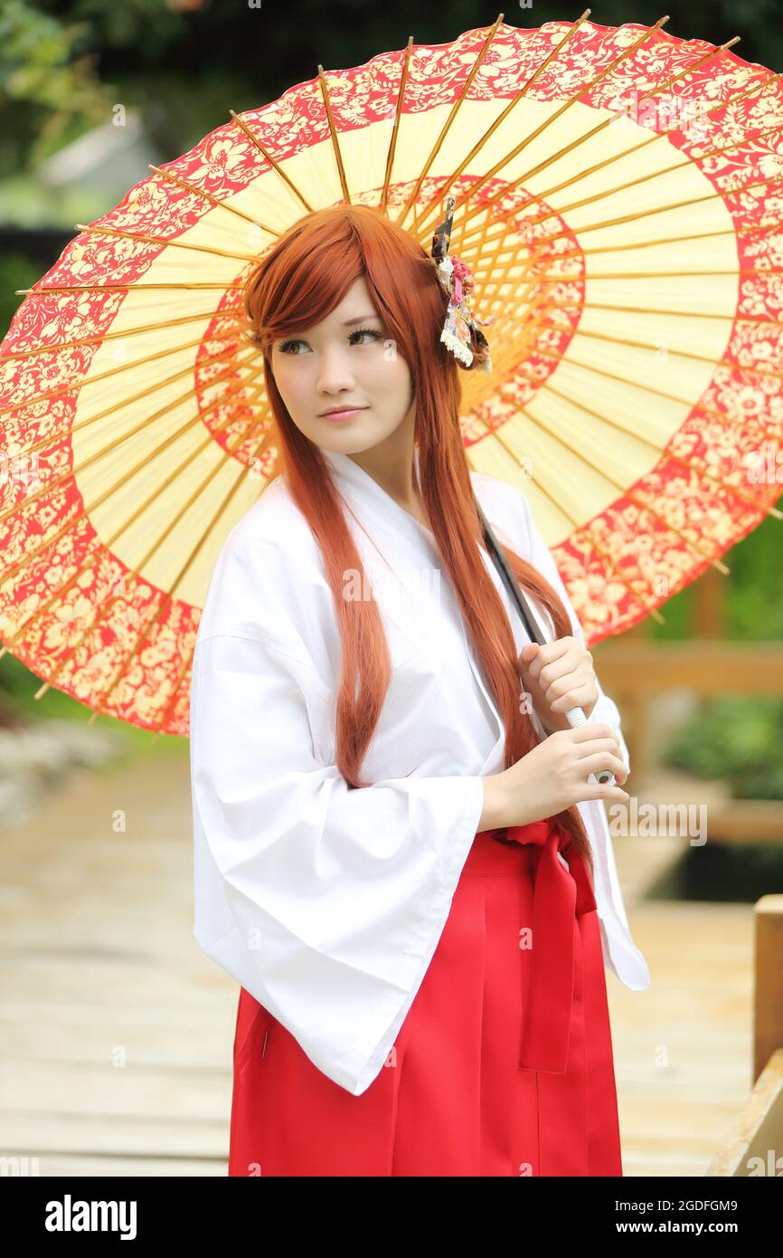 Portrait de fille asiatique , Miko japonais dans la nature Banque D'Images