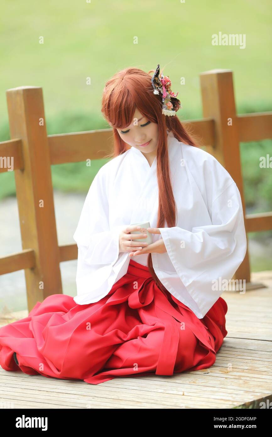 Portrait de fille asiatique , Miko japonais dans la nature Banque D'Images