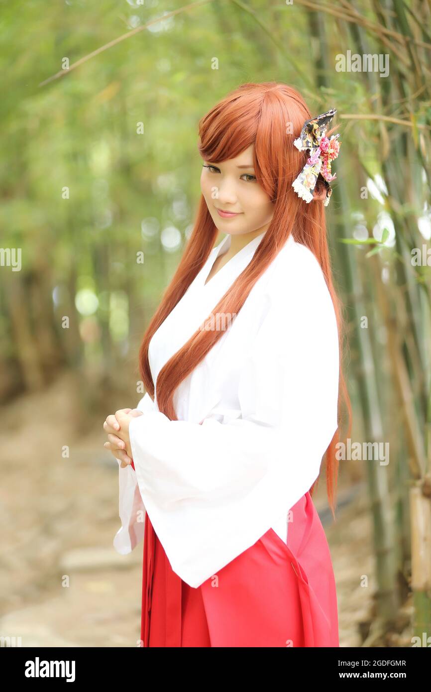 Portrait de fille asiatique , Miko japonais dans la nature Banque D'Images