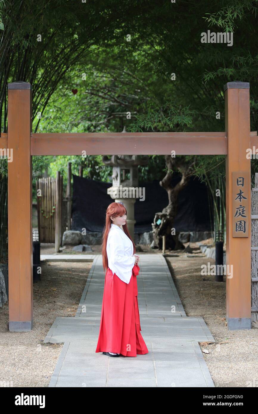 Portrait de fille asiatique , Miko japonais dans la nature Banque D'Images