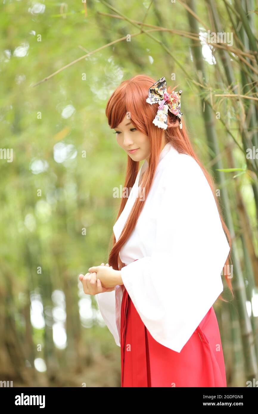 Portrait de fille asiatique , Miko japonais dans la nature Banque D'Images