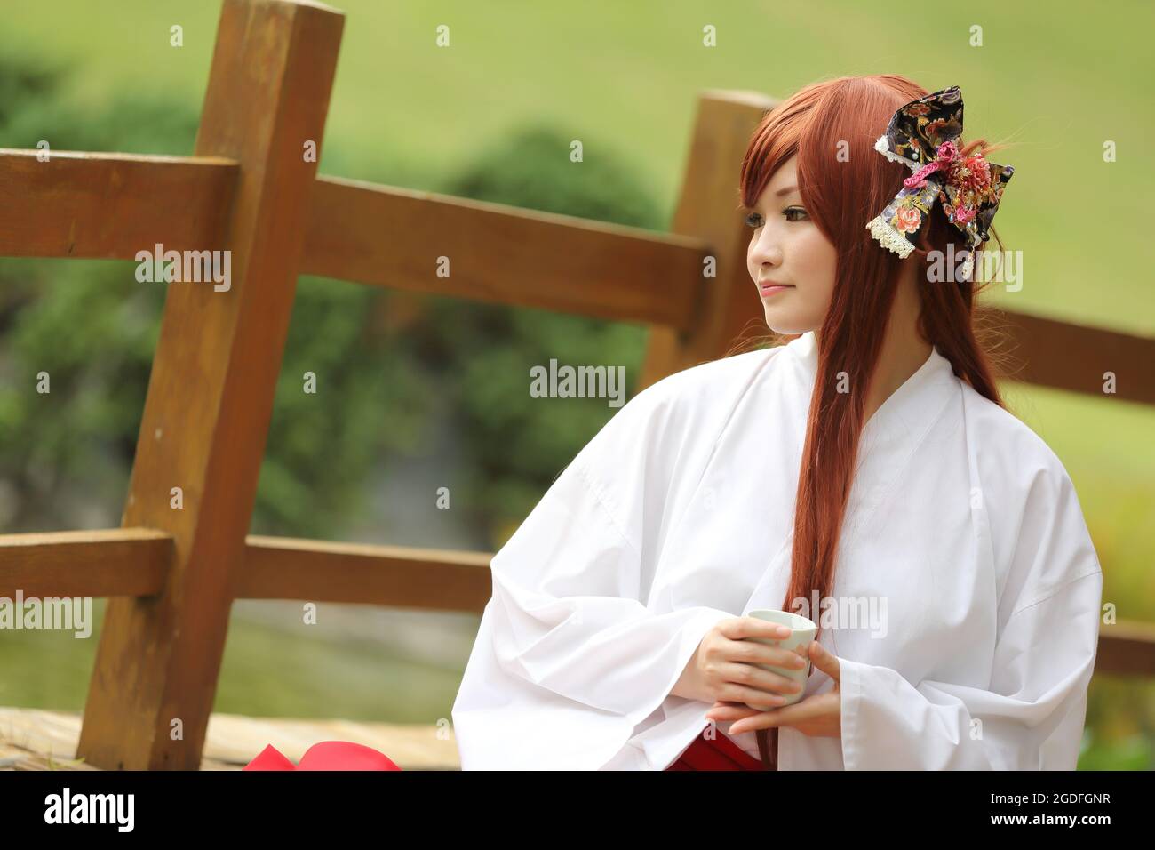Portrait de fille asiatique , Miko japonais dans la nature Banque D'Images