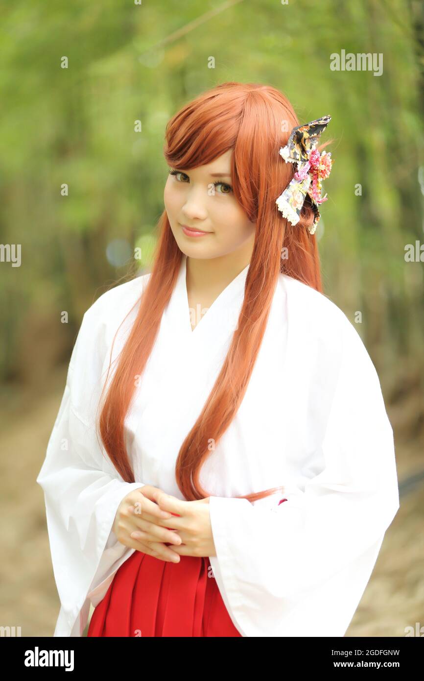 Portrait de fille asiatique , Miko japonais dans la nature Banque D'Images