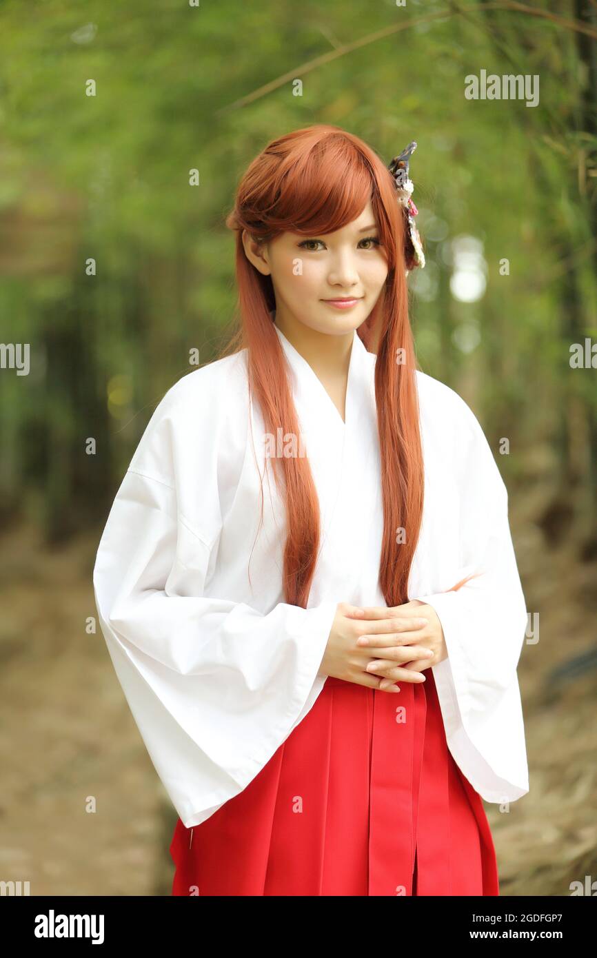 Portrait de fille asiatique , Miko japonais dans la nature Banque D'Images