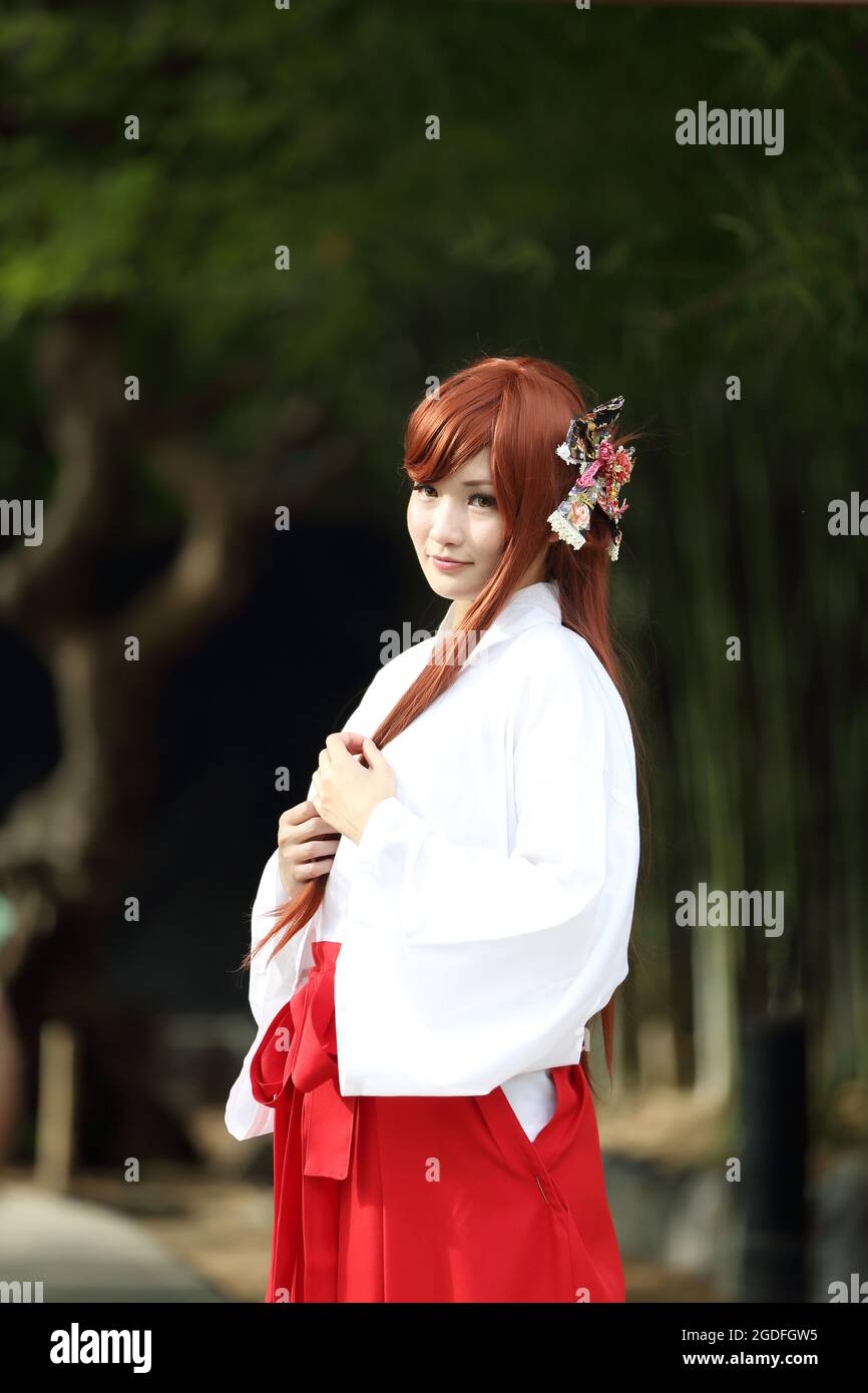 Portrait de fille asiatique , Miko japonais dans la nature Banque D'Images