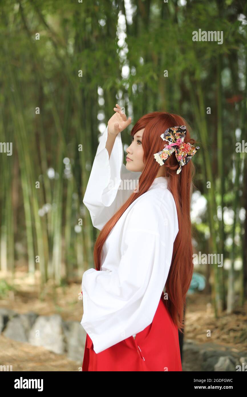 Portrait de fille asiatique , Miko japonais dans la nature Banque D'Images