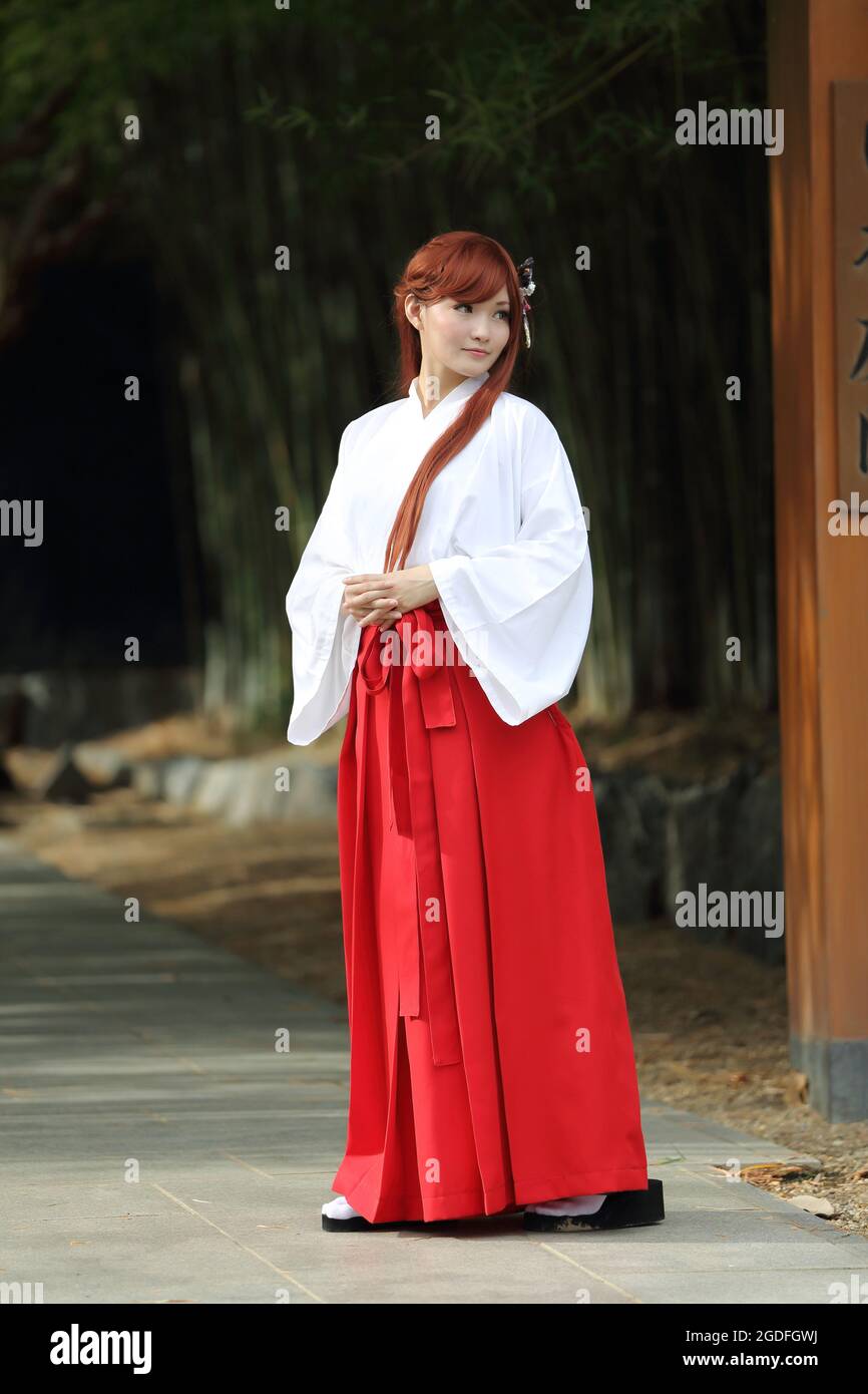 Portrait de fille asiatique , Miko japonais dans la nature Banque D'Images