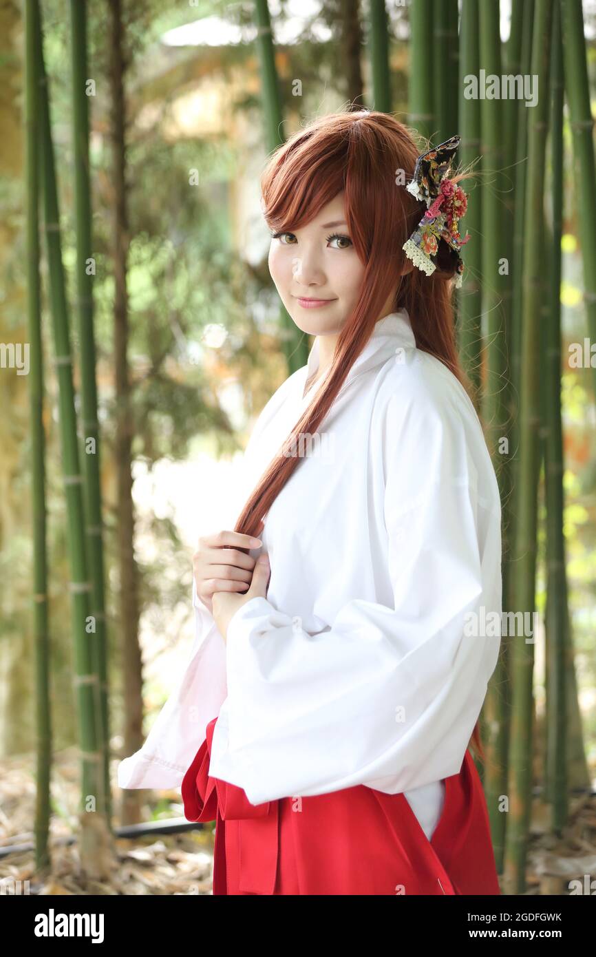 Portrait de fille asiatique , Miko japonais dans la nature Banque D'Images