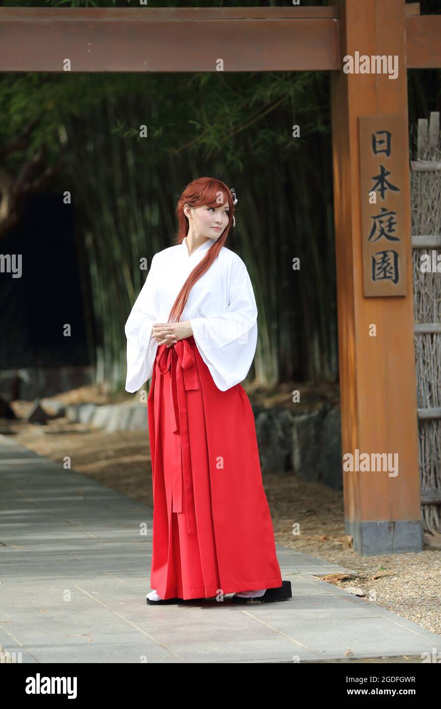 Portrait de fille asiatique , Miko japonais dans la nature Banque D'Images