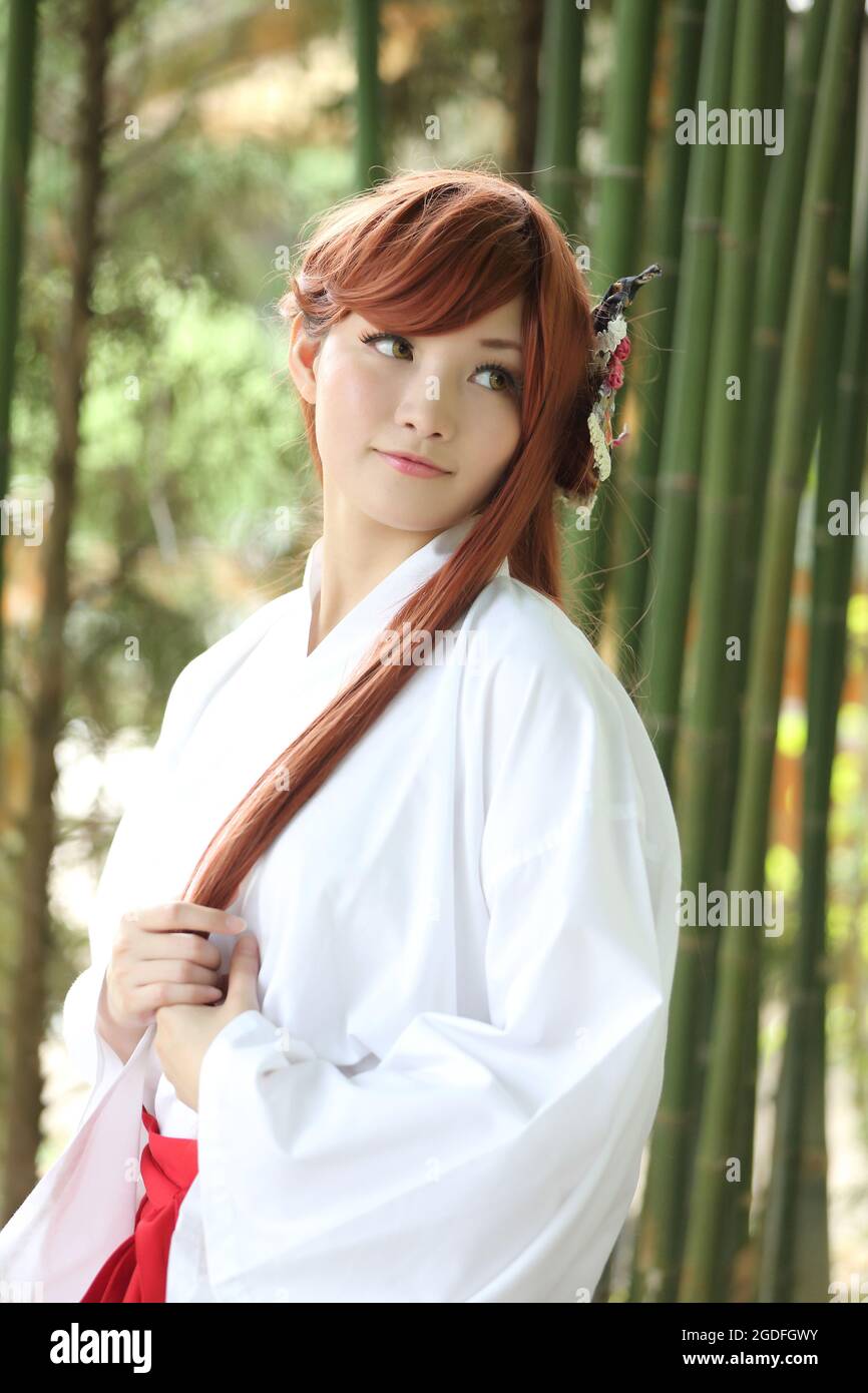 Portrait de fille asiatique , Miko japonais dans la nature Banque D'Images