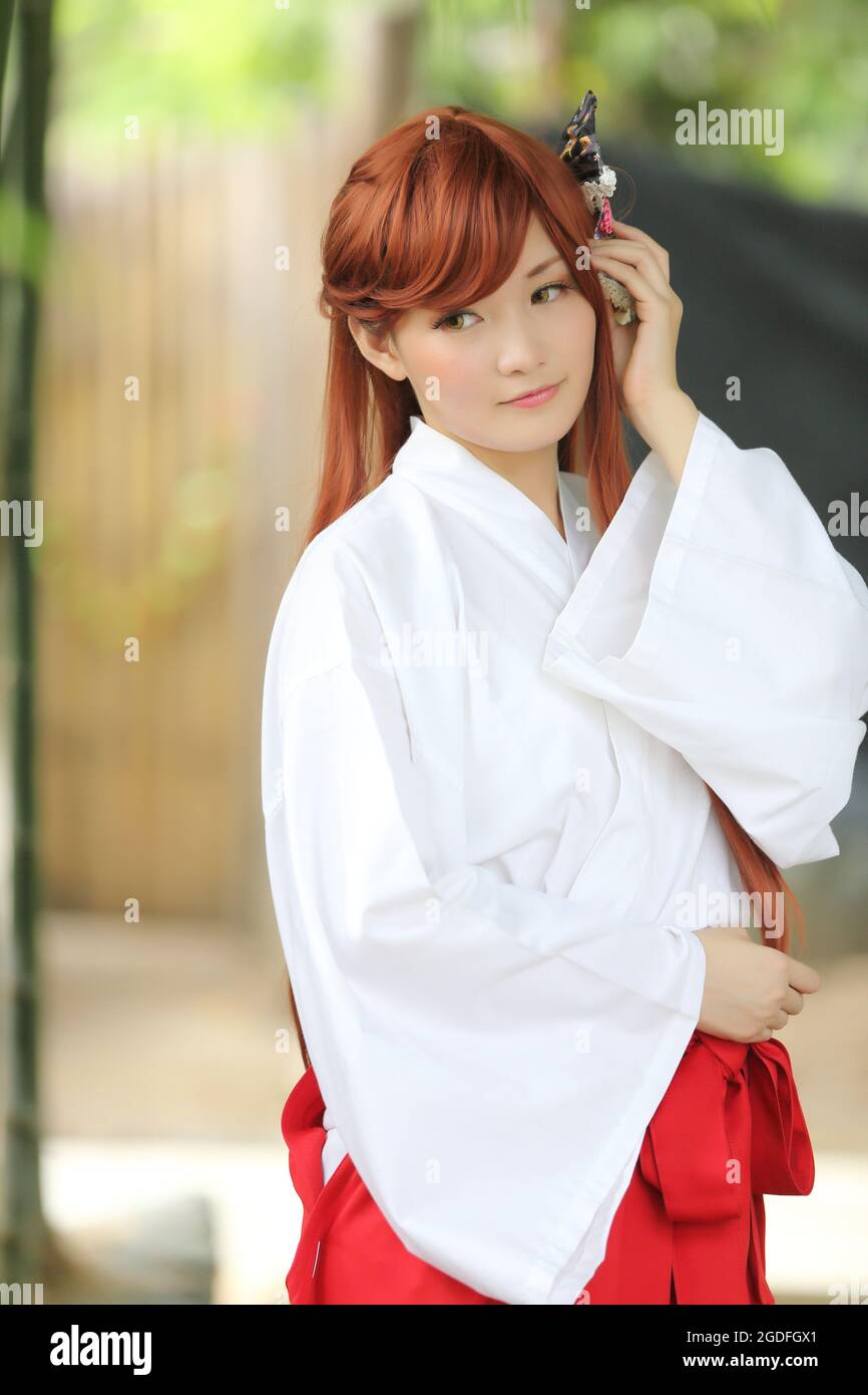 Portrait de fille asiatique , Miko japonais dans la nature Banque D'Images