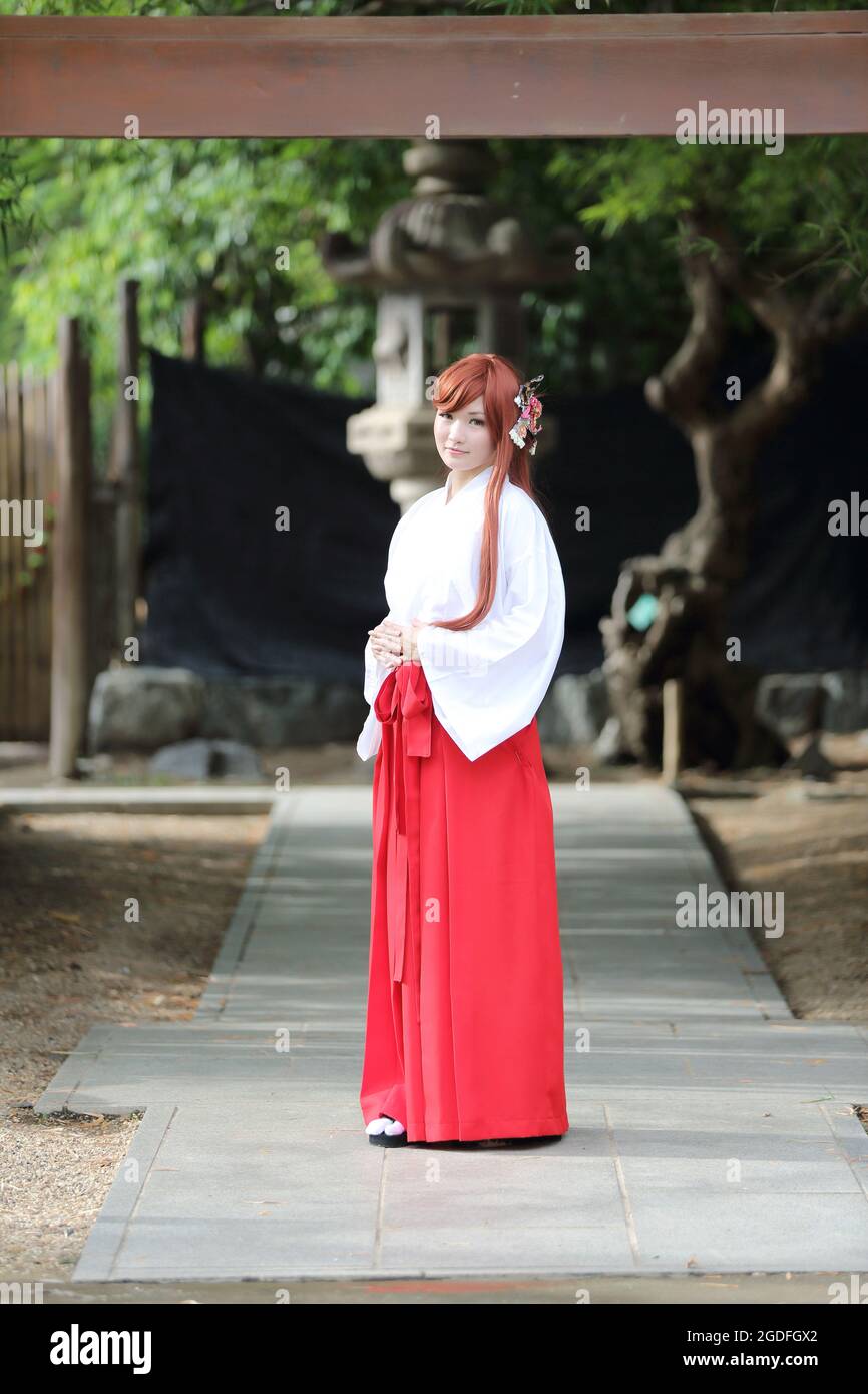 Portrait de fille asiatique , Miko japonais dans la nature Banque D'Images