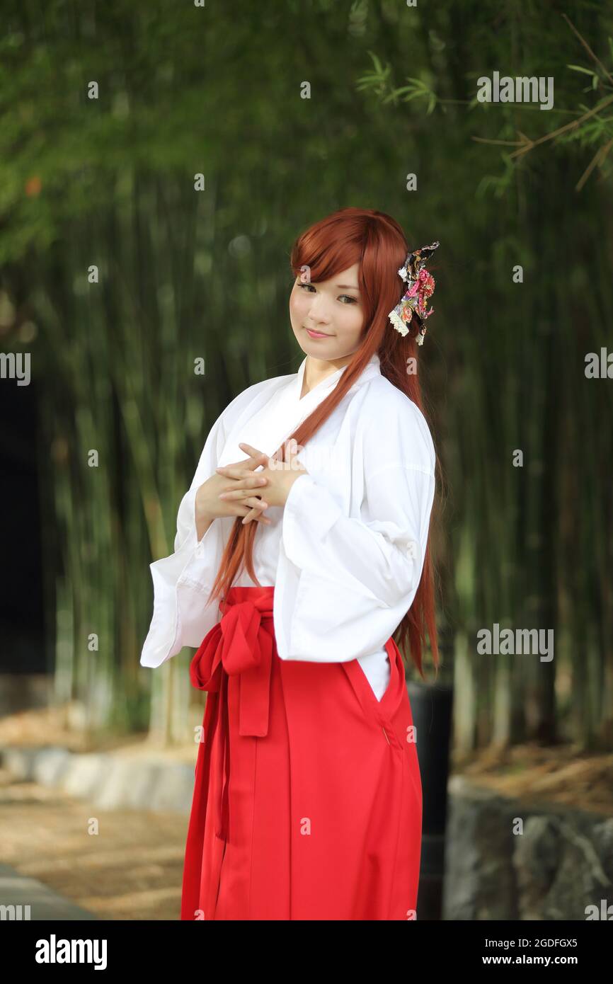 Portrait de fille asiatique , Miko japonais dans la nature Banque D'Images