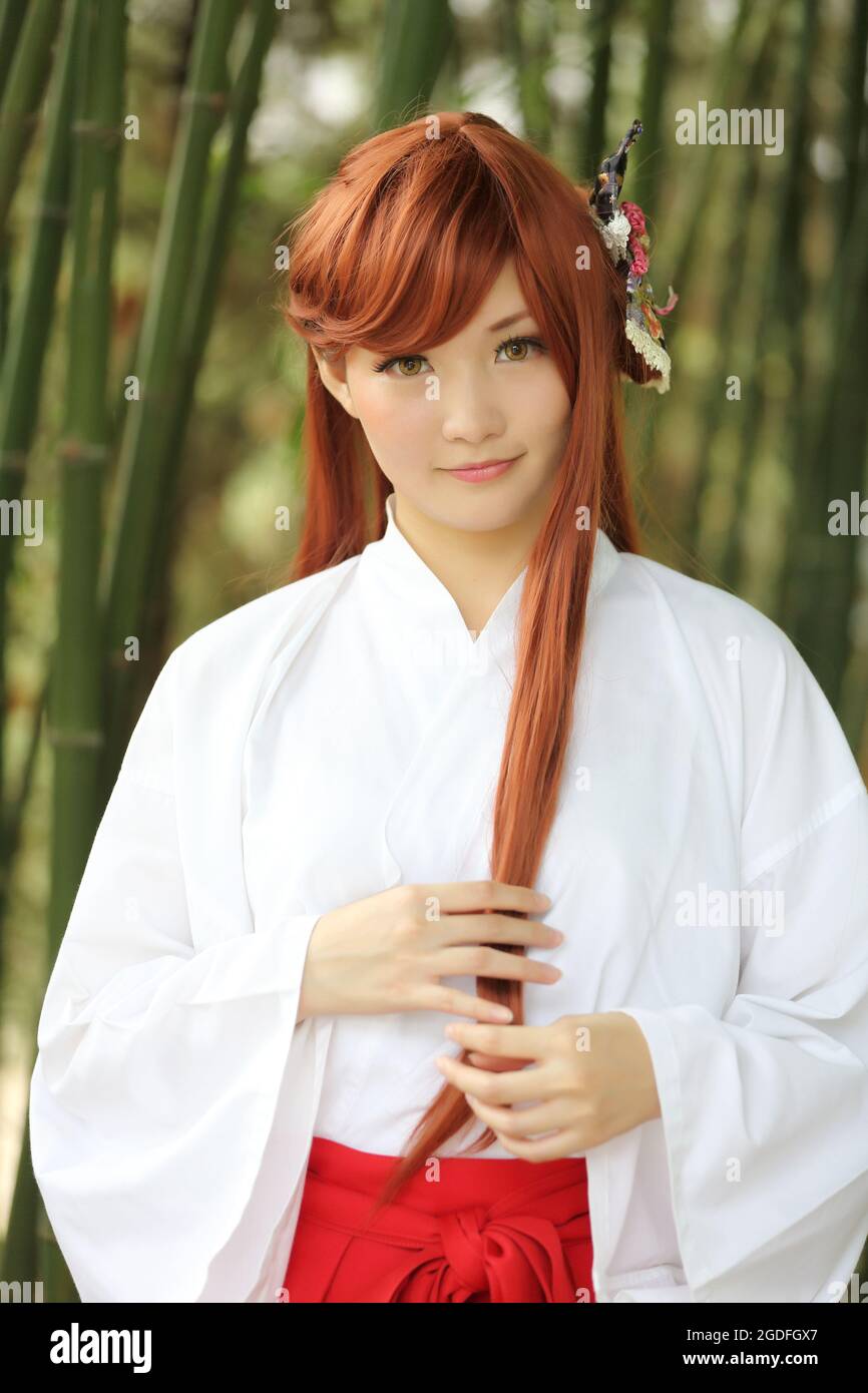 Portrait de fille asiatique , Miko japonais dans la nature Banque D'Images