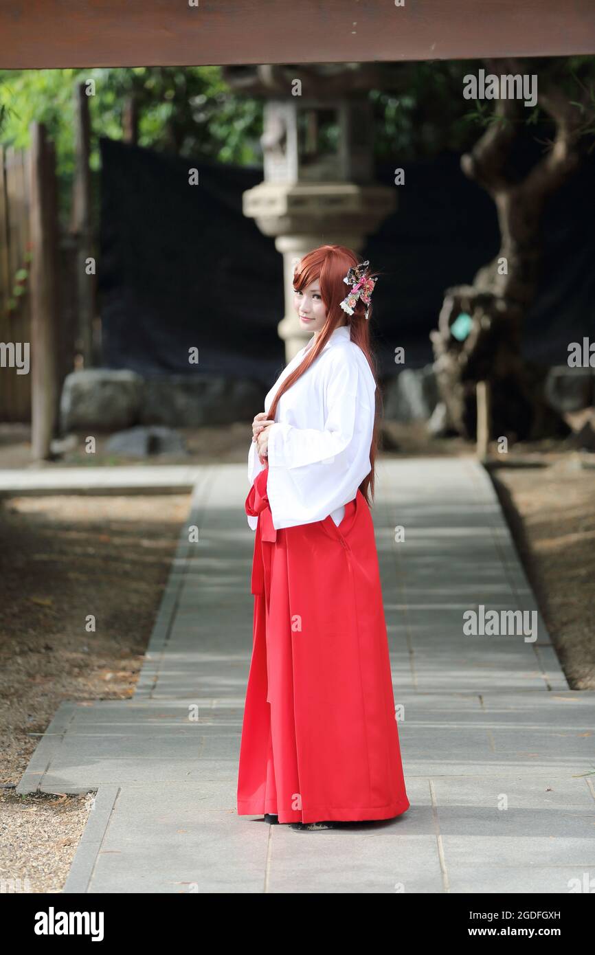 Portrait de fille asiatique , Miko japonais dans la nature Banque D'Images