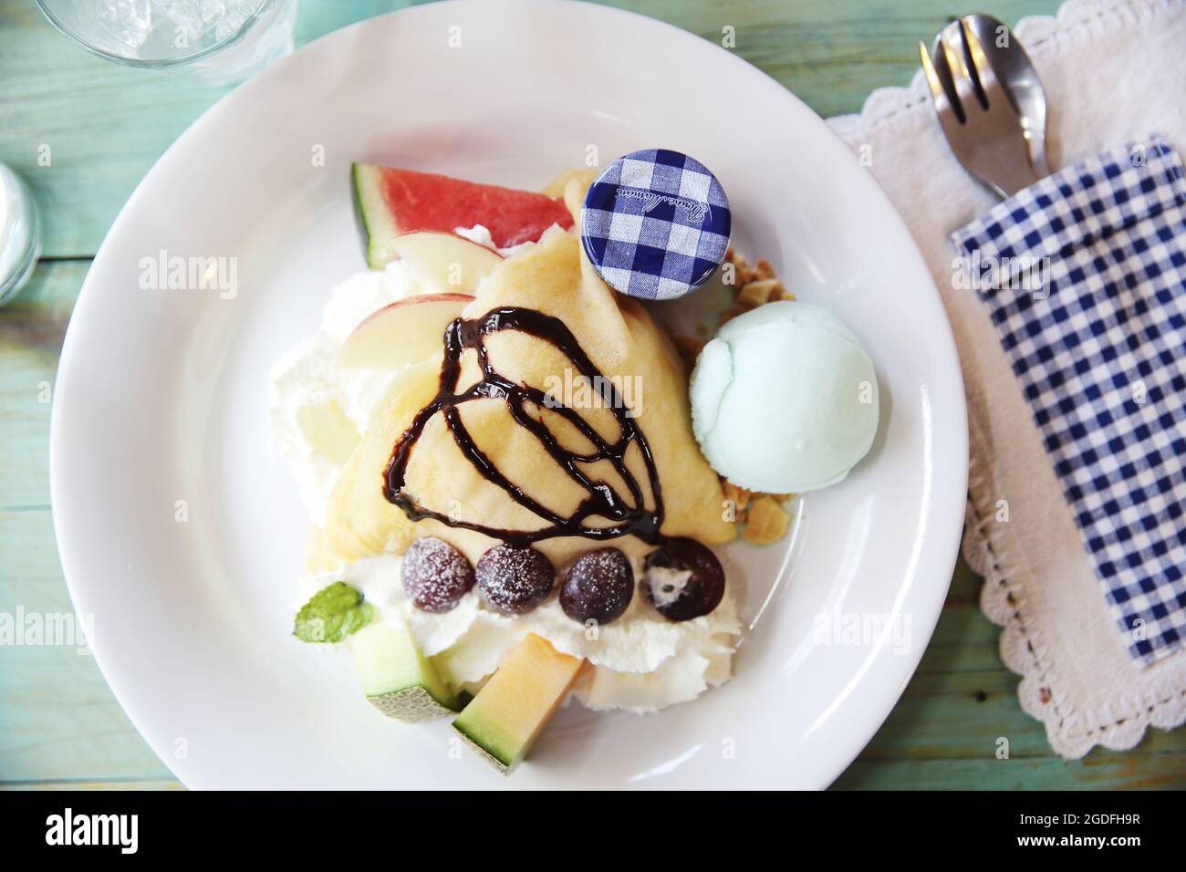 gâteau au colza avec fruits et crème glacée Banque D'Images