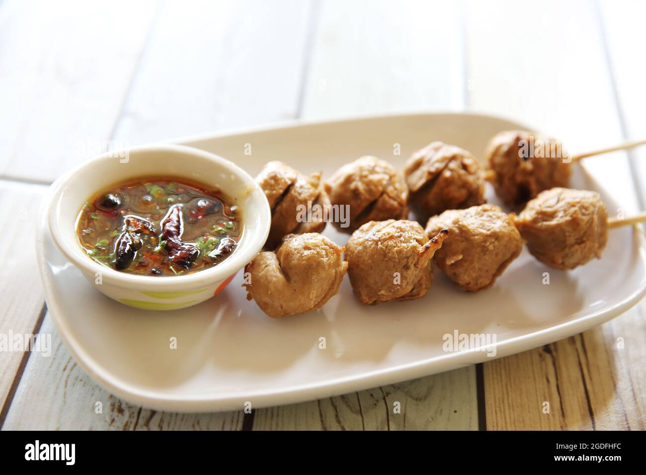 Meatball avec thai sauce épicée Banque D'Images