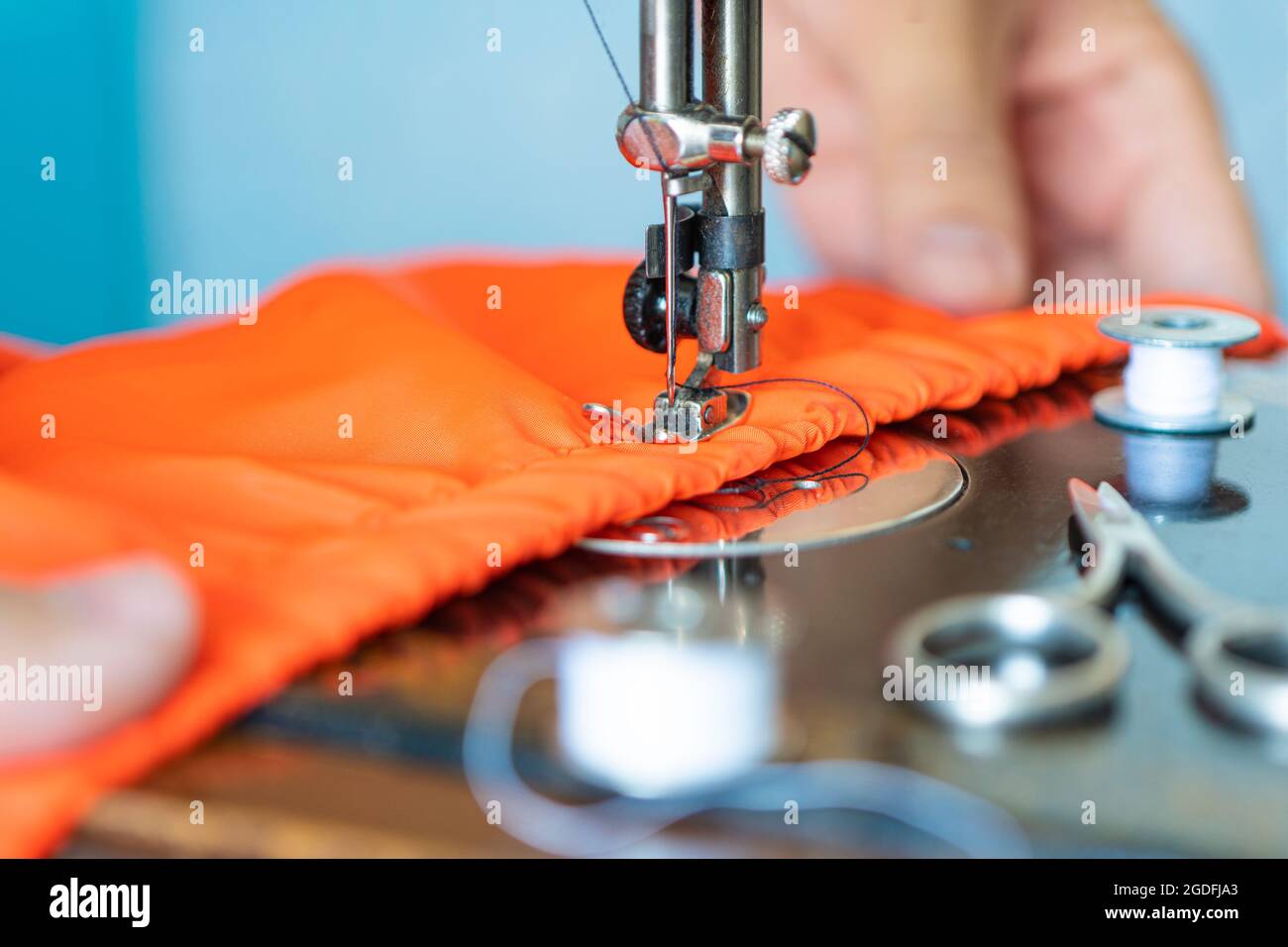 machine à coudre et vêtement. Couture de tissu sur une machine à coudre en gros plan Banque D'Images