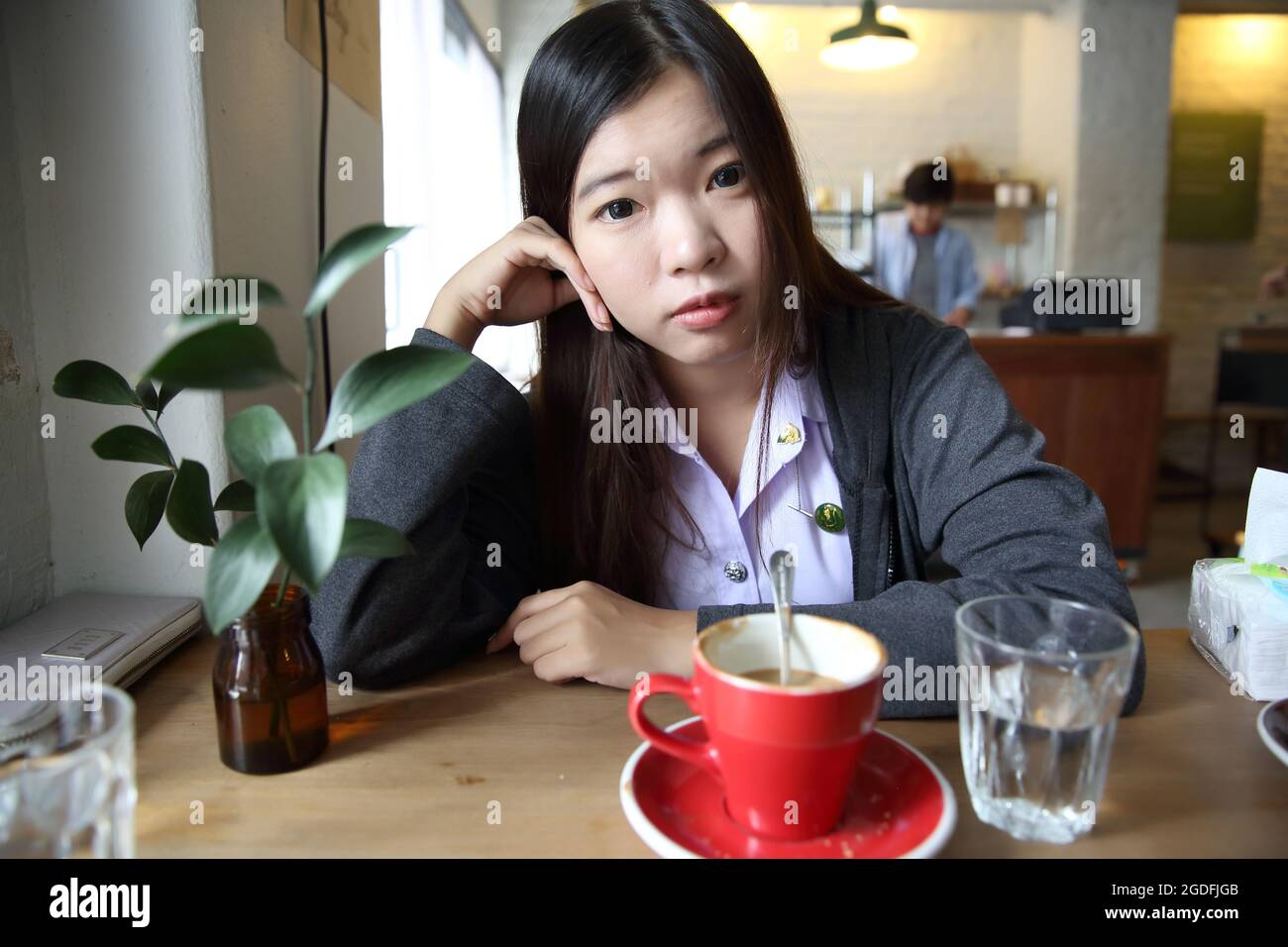 Portrait d'étudiant asiatique à l'intérieur avec café Banque D'Images