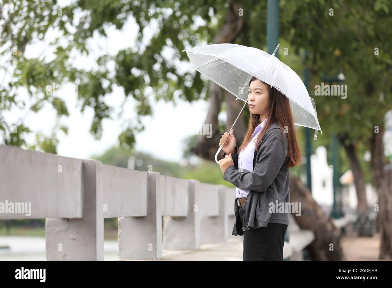 Portrait d'étudiant asiatique en extérieur Banque D'Images