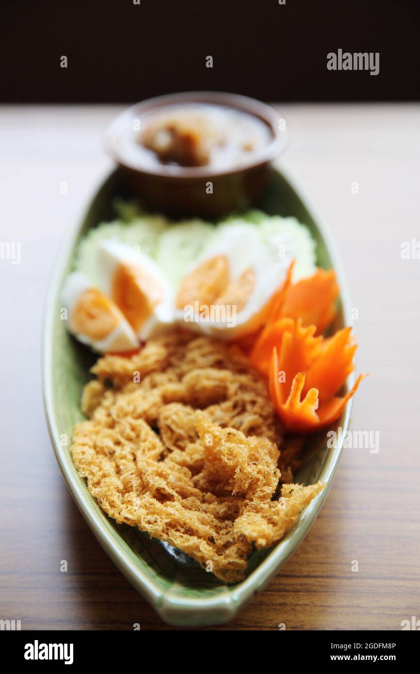 Sauce à la pâte de crevettes avec poisson frit croustillant et œuf Banque D'Images