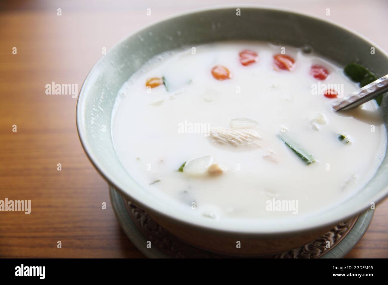 Soupe thaïlandaise traditionnelle Tom Kha Gai - lait de coco et poulet Banque D'Images