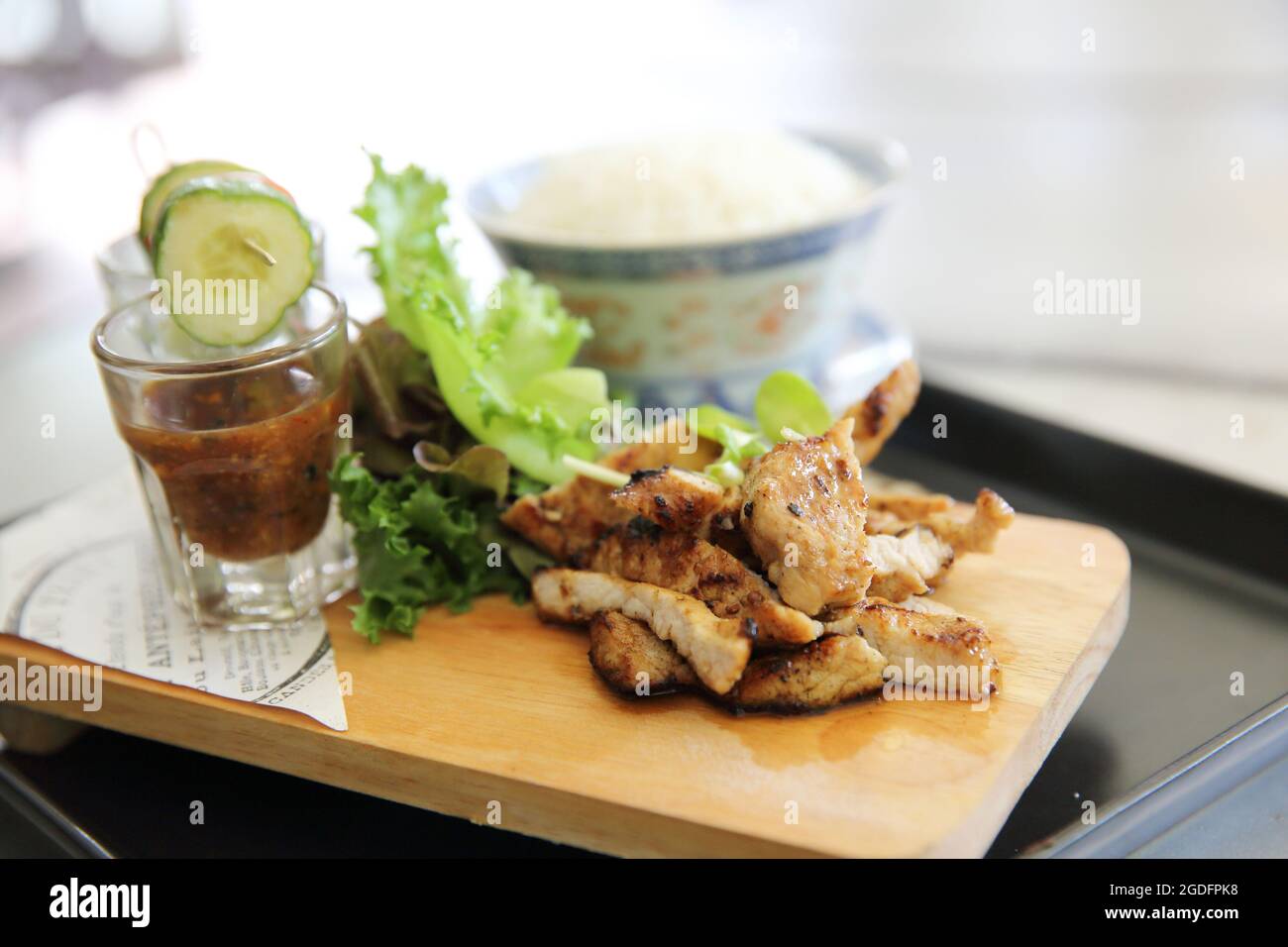 Cuisine thaïlandaise , porc grillé avec sauce épicée Banque D'Images
