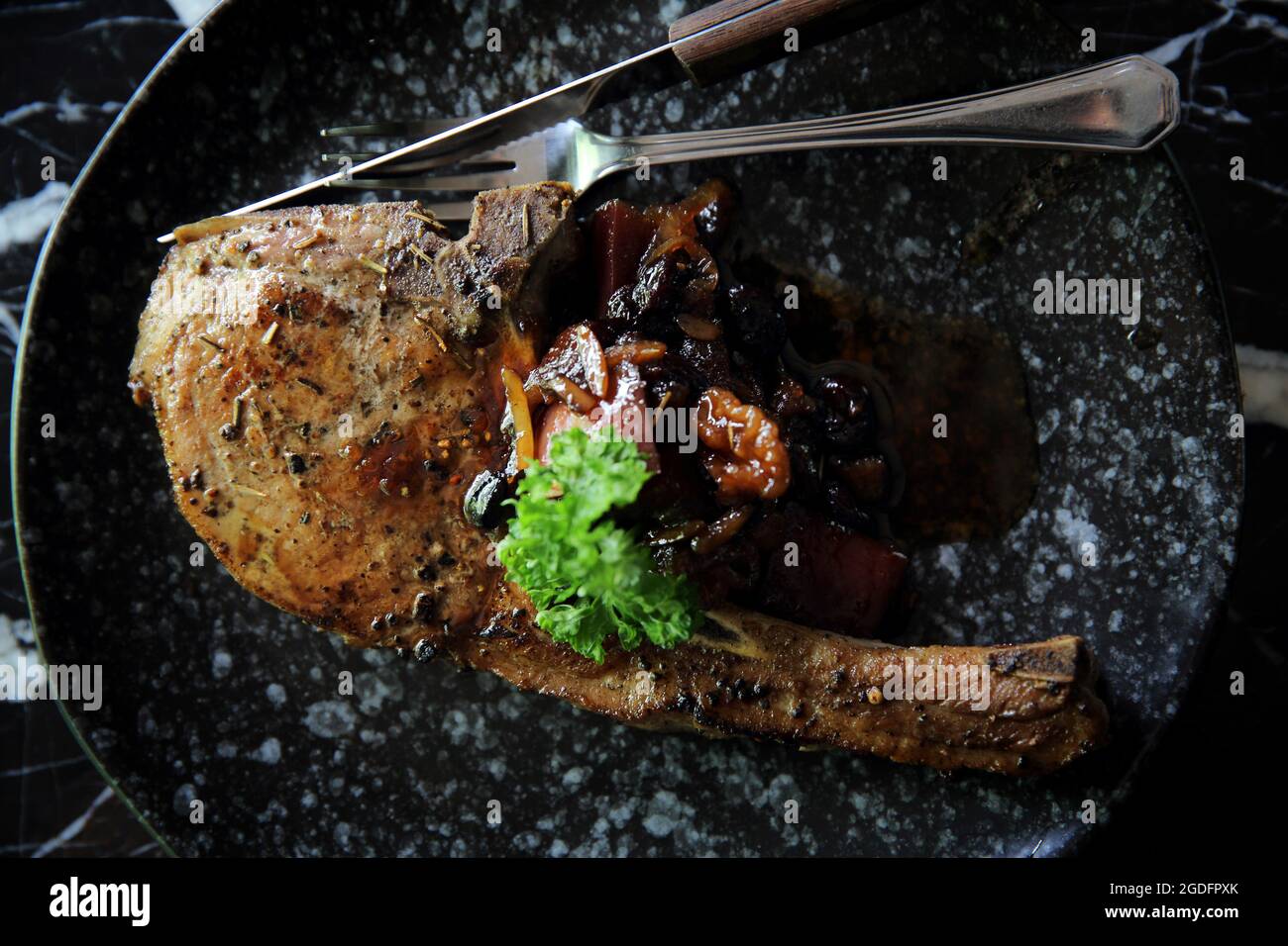 Hacher le porc grillé avec une sauce aux légumes et aux burries Banque D'Images