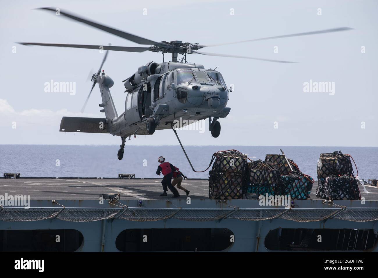 210809-N-JB637-1264 OCÉAN ATLANTIQUE (AOÛT 9, 2021) UN hélicoptère MH-60S Sea Hawk attaché à l'hélicoptère Sea combat Squadron (HSC) 28 transfère les fournitures du navire de soutien rapide USNS Arctic (T-AOE 8) au navire d'assaut amphibie de classe Wasp USS Kearsarge (LHD 3) le 9 août 2021. Kearsarge est en cours pour soutenir l'exercice à grande échelle (LSE) 2021. Le LSE 2021 démontre la capacité de la Marine à employer des forces précises, létales et écrasantes à l'échelle mondiale sur trois commandes de composantes navales, cinq flottes numérotées et 17 fuseaux horaires. LSE 2021 fusionne les capacités d'entraînement en direct et synthétique pour créer un Banque D'Images