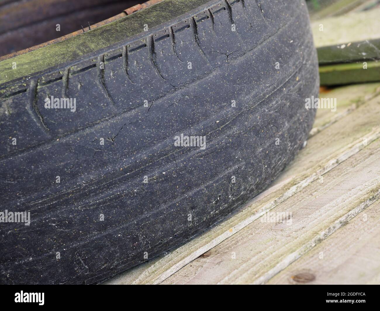 Gros plan d'un vieux pneu usé et presque chauve Banque D'Images