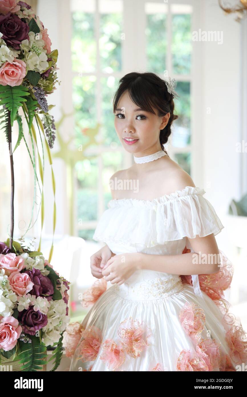 Chambre intérieure à la robe blanche de la mariée asiatique Photo Stock -  Alamy