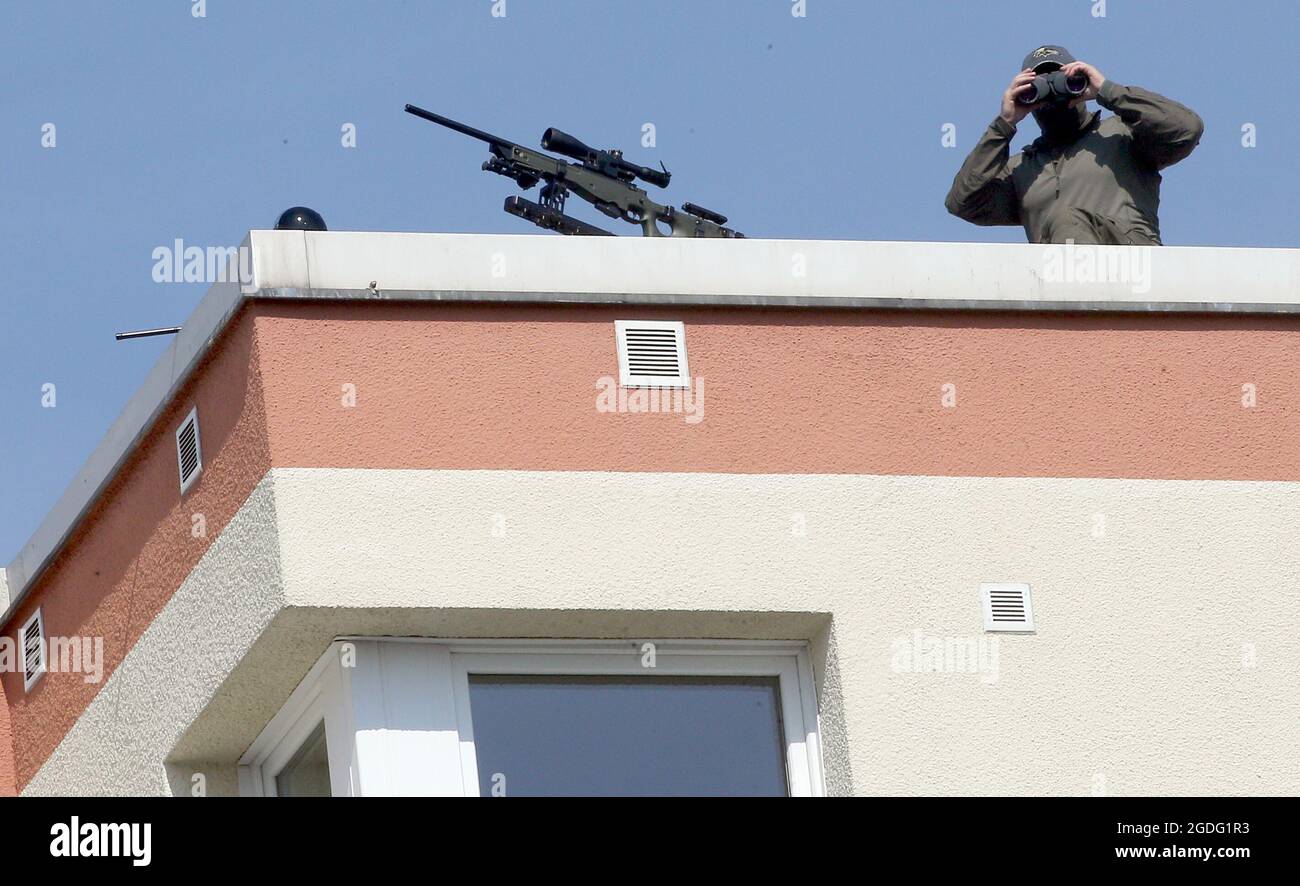 Berlin, Allemagne. 13 août 2021. Les tireurs d'élite s'assurent de la zone autour de la cérémonie centrale de commémoration du 60e anniversaire de la construction du mur de Berlin sur la Bernauer Strasse depuis un toit. Credit: Wolfgang Kumm/dpa/Alay Live News Banque D'Images