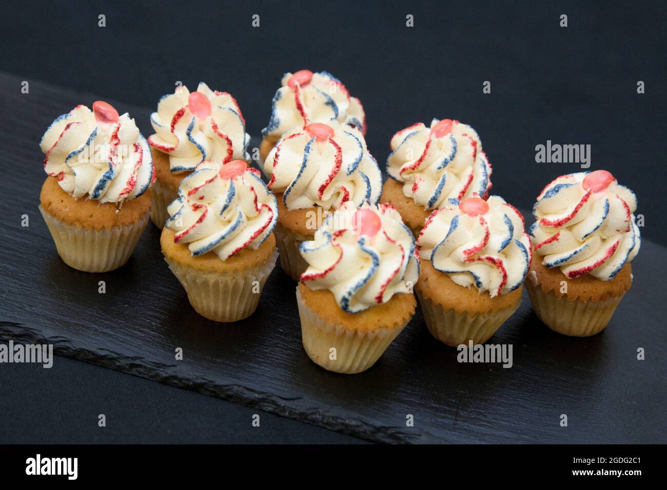 Petits gâteaux de fête aux couleurs anglaises par le chef pâtissier Joanne Todd Banque D'Images