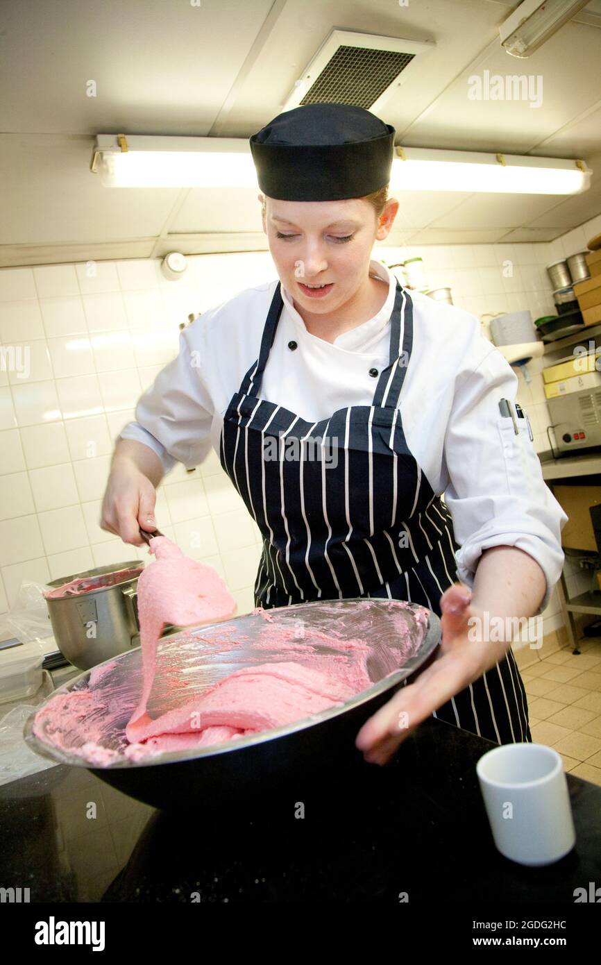 Joanne Todd, chef pâtissière, fabrique des macarons roses Banque D'Images
