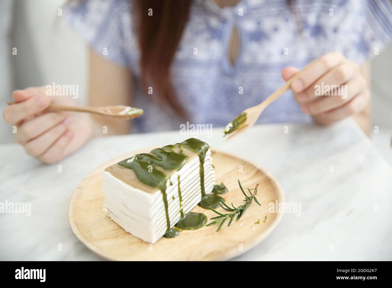 Jeune Femme Asiatique Mangeant Du The Vert Gateau De Colza Sucre Nourriture Photo Stock Alamy Jeune Femme Asiatique Mangeant Du The Vert Gateau De Colza Sucre Nourriture Photo Stock Alamy