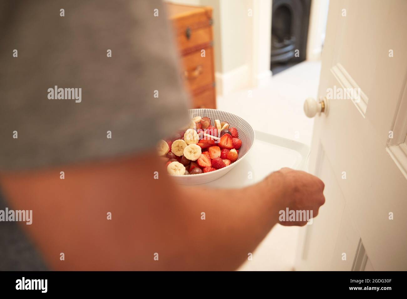 Jeune homme exerçant son plateau de petit-déjeuner en chambre, Close up Banque D'Images Jeune homme exerçant son plateau de petit-déjeuner en chambre, Close up Banque D'Images