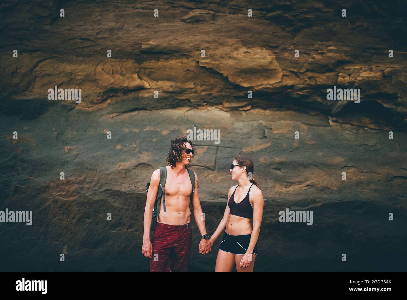 Couple posing contre roche, Canoa, Manabi, Équateur Banque D'Images
