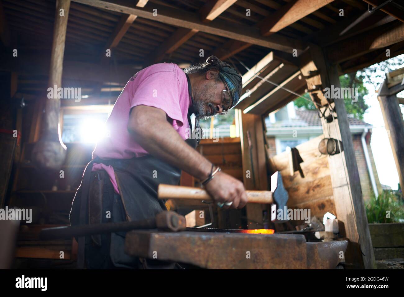 Dans son travail de forgeron forge Banque D'Images