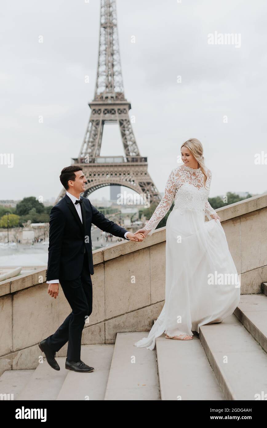 La mariée et du marié, de la Tour Eiffel en arrière-plan, Paris, France Banque D'Images